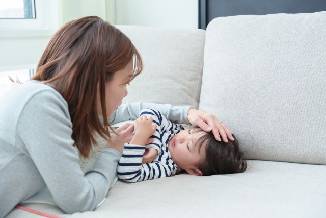 高熱と喉の痛みが続く